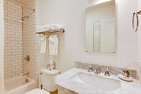 High-end Sapphire Retreat on Fairfield Lake!