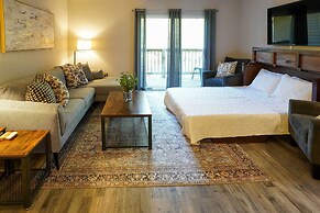 Modern Condo w/ Deck ~ 7 Mi To Branson Landing!