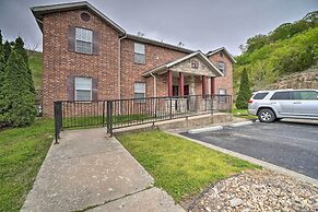 Modern Condo w/ Deck ~ 7 Mi To Branson Landing!