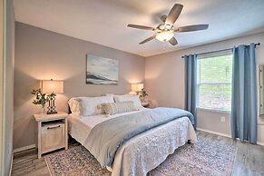 Modern Condo w/ Deck ~ 7 Mi To Branson Landing!