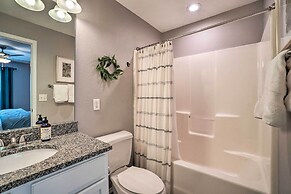 Modern Condo w/ Deck ~ 7 Mi To Branson Landing!