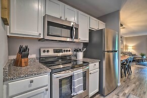 Modern Condo w/ Deck ~ 7 Mi To Branson Landing!