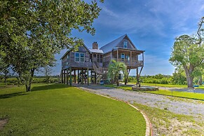 Spacious & Secluded Stilt Home on Fontaine Reserve