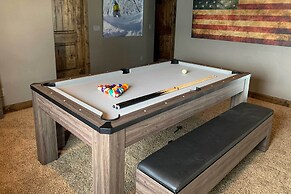 Group Ski Getaway Near the Base of Chairlift 8!