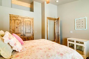 Group Ski Getaway Near the Base of Chairlift 8!