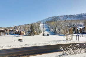 Group Ski Getaway Near the Base of Chairlift 8!