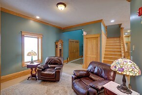 Spacious Mcarthur Home: Private Hot Tub + Pond!