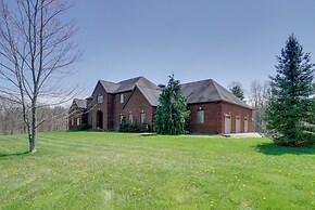 Spacious Mcarthur Home: Private Hot Tub + Pond!