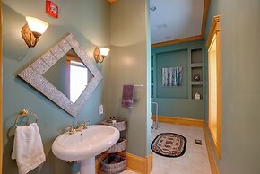 Spacious Mcarthur Home: Private Hot Tub + Pond!