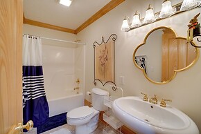 Spacious Mcarthur Home: Private Hot Tub + Pond!