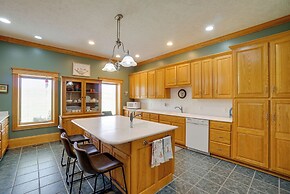 Spacious Mcarthur Home: Private Hot Tub + Pond!