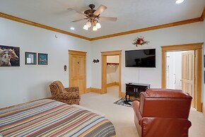 Spacious Mcarthur Home: Private Hot Tub + Pond!