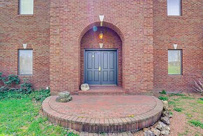 Spacious Mcarthur Home: Private Hot Tub + Pond!