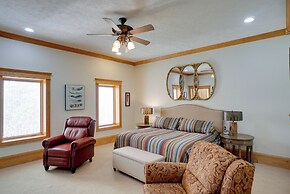 Spacious Mcarthur Home: Private Hot Tub + Pond!