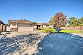 Moses Lake Retreat w/ Salt Water Hot Tub!