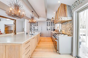 Vail Mountain Retreat w/ Hot Tub & Deck!