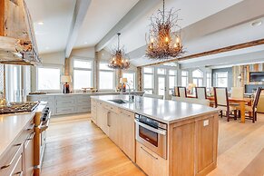 Vail Mountain Retreat w/ Hot Tub & Deck!