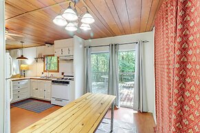 Edgemont Home w/ Deck ~ 9 Mi to Greers Ferry Lake!