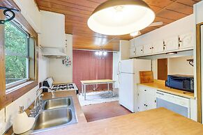 Edgemont Home w/ Deck ~ 9 Mi to Greers Ferry Lake!