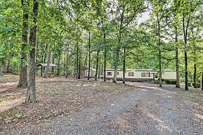 Edgemont Home w/ Deck ~ 9 Mi to Greers Ferry Lake!