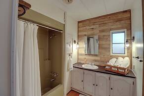 Edgemont Home w/ Deck ~ 9 Mi to Greers Ferry Lake!