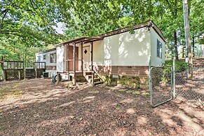 Edgemont Home w/ Deck ~ 9 Mi to Greers Ferry Lake!