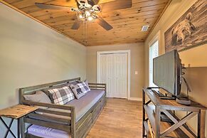 Woodsy Mountain-view Getaway w/ Hot Tub!