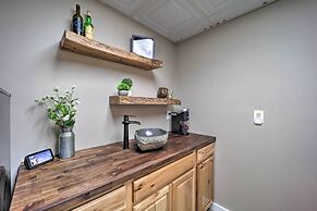 Woodsy Mountain-view Getaway w/ Hot Tub!