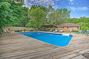 Lake Michigan Hideaway: Pool, Steps to Beach!