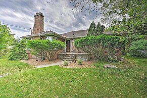 Lake Michigan Hideaway: Pool, Steps to Beach!