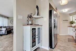 Pool & Dock Access: Lakefront Hot Springs Condo!