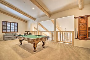 Deck & Gas Grill: Spacious Pinetop Cabin