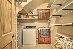 Deck & Gas Grill: Spacious Pinetop Cabin