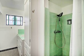 Sun-lit Phoenix Gem: Backyard Entertainment Patio!