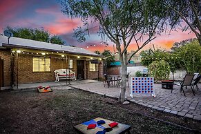 Sun-lit Phoenix Gem: Backyard Entertainment Patio!