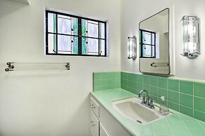 Sun-lit Phoenix Gem: Backyard Entertainment Patio!