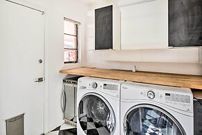 Sun-lit Phoenix Gem: Backyard Entertainment Patio!