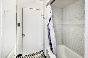 Sun-lit Phoenix Gem: Backyard Entertainment Patio!