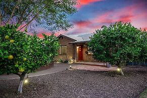 Sun-lit Phoenix Gem: Backyard Entertainment Patio!