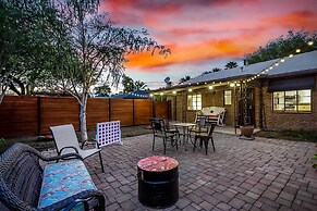 Sun-lit Phoenix Gem: Backyard Entertainment Patio!