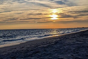 Coastal Condo w/ Public Atlantic Beach Access