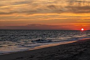 Coastal Condo w/ Public Atlantic Beach Access