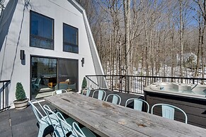Wilmington Chalet w/ Hot Tub < 8 Mi to Mount Snow!