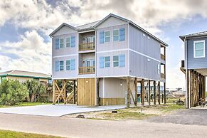 Luxe Stilted Home w/ Kayaks: Walk to Beach