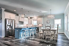 Luxe Stilted Home w/ Kayaks: Walk to Beach