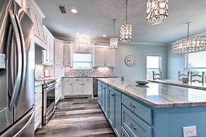 Luxe Stilted Home w/ Kayaks: Walk to Beach