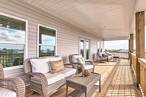 Luxe Stilted Home w/ Kayaks: Walk to Beach