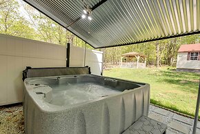 Albrightsville Family Hideaway w/ Private Hot Tub!