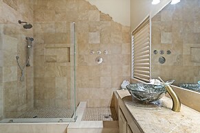 Spa, Covered Patio: Upscale Phoenix Oasis!