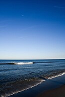 Beachy Lavallette Cottage w/ Outdoor Shower, Patio
